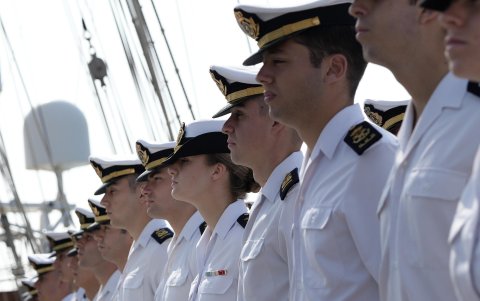 El buque escuela Juan Sebastián Elcano atracó en Callao escoltado por el velero peruano Unión, el más grande de América.