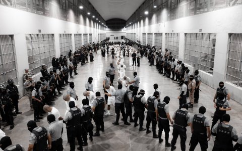 Guardias del Centro de Confinamiento del Terrorismo (Cecot) de El Salvador durante el ingreso de ciudadanos venezolanos, deportados desde EE.UU. y acusados de pertenecer al Tren de Aragua.