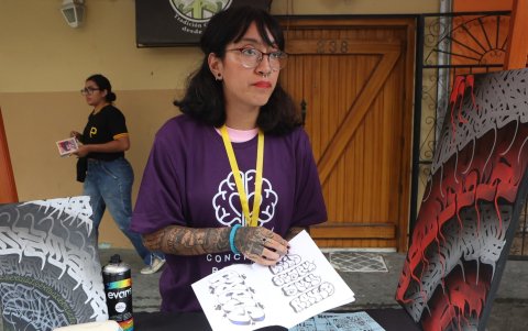 La gestora Amy Jaramillo muestra los fanzines que vendía en la feria de Conciencia Positiva, en calle Panamá.