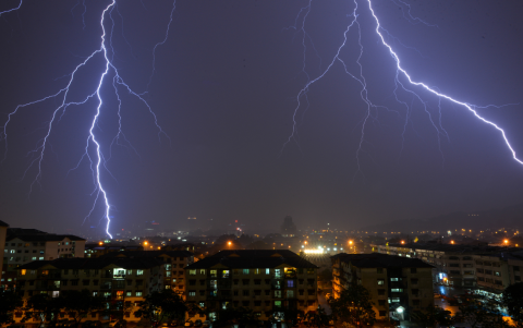 Referencial. Un rayo cruza el cielo mientras la tormenta se intensifica