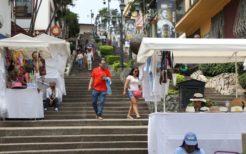 Seis emprendimientos ofrecieron artesanías y fotografías de Guayaquil antiguo, en la feria del cerro Santa Ana, que se extenderá hasta este domingo 20 de abril, de 10:00 a 22:00.