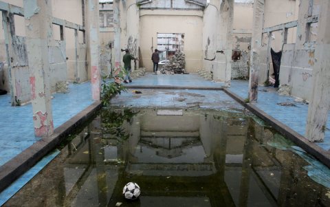 Agua acumuada por las lluvias y la presencia de consumidores de droga se evidencian en el interior del anfiteatro Julián Coronel, en el centro de Guayaquil.