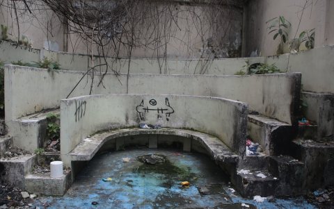 Descuido. Las aulas en las que cientos de estudiantes de medicina recibieron clases, hoy están totalmente destruidas.