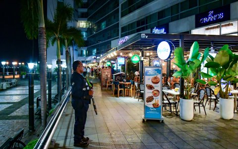 Seis guardias fueron contratados en abril del 2025 para reforzar la seguridad de negocios en Puerto Santa Ana, tras el robo a un minimarket del sector.