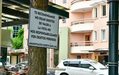 En uno de los parqueos pagados de Puerto Santa Ana, en enero del 2025 se detuvo a un posible ladrón de vehículos.