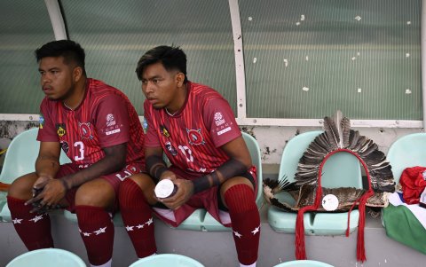 Los atuendos se mantenían incluso en la banca por la conexión con sus ancestros.