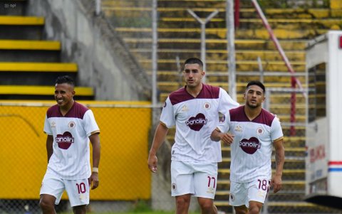 El delantero argentino destaca que con Danny Luna (I) se entiende bien en la cancha.