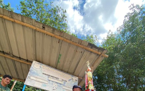 Eduardo Cevallos, directivo de Filipenses 4:13, mientras recibía el trofeo de dos metros.