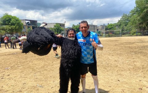 Luis Paredes, arquero del campeón (d), y Eduardo Galarza, quien tenía el disfraz del toro.