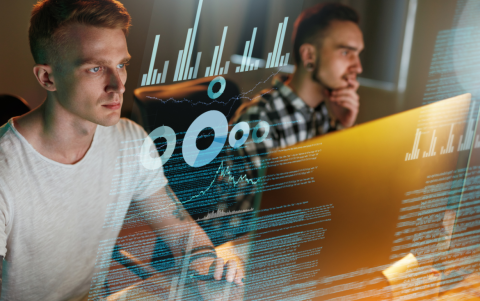 Jóvenes estudiantes trabajando en proyectos tecnológicos, parte de su formación en ingeniería en tecnologías de la información.