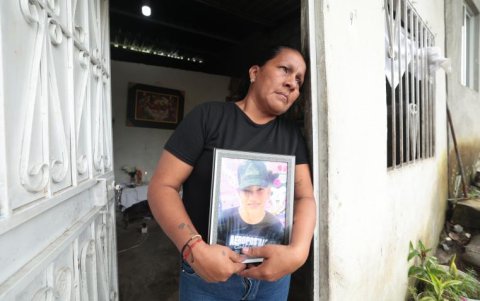 La madre del joven pide que la ayuden a encontrar a su hijo, mientras sigue tratando de localizarlo.