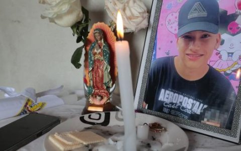 En un rincón de la casa de Maricela hay una foto de Israel, una vela encendida y la estatuilla de la virgen María para rezar.