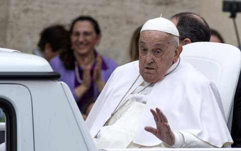 El papa Francisco saludó desde el papamóvil a los fieles congregados en la plaza de San Pedro, este domingo 20 de abril de 2025.