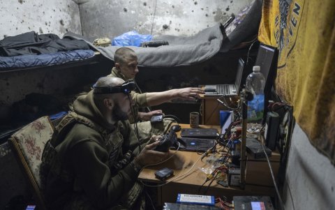 Operadores de drones FPV de la 93.ª Brigada Mecanizada Separada de Kholodnyi Yar luchando en la línea del frente cerca de Kostyantynivka, región de Donetsk, Ucrania.