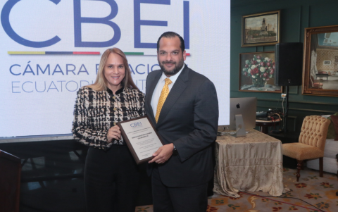 Sylka Sánchez entrega el reconocimiento a Guido Jalil Ripalda.