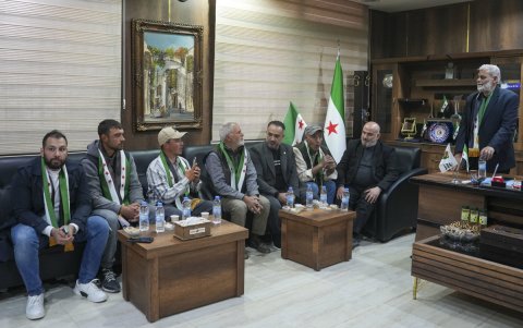 Los cuatro jinetes españoles fueron recibidos en Siria por representantes de asociaciones equinas.