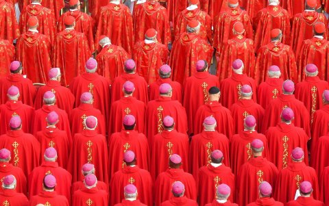 Cardenales reunidos, el proceso es reservado y solemne para elegir al nuevo papa.