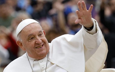 Francisco, el primer papa latinoamericano, deja un legado marcado por la cercanía con los más necesitados y la defensa del medio ambiente.