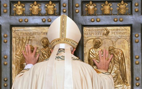 El papa Francisco abre la Puerta Santa con motivo de la inauguración del Jubileo Extraordinario de la Misericordia, en el Vaticano, el 8 de diciembre de 2015.