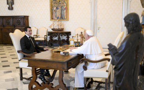 En 2024, el papa Francisco recibió al presidente Daniel Noboa en su despacho.