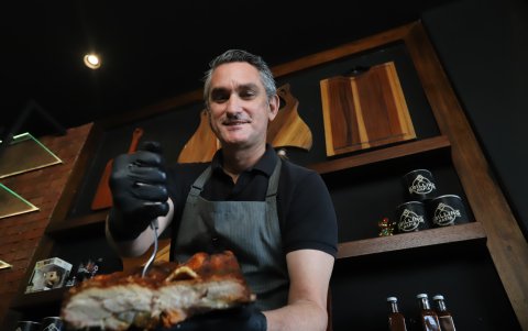 Plaza con uno de los platos que más lo enorgullecen: cerdo con cuero.