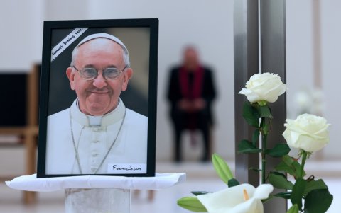 Una fotografía del Papa Francisco se muestra después de su muerte en la Basílica de San Pedro.