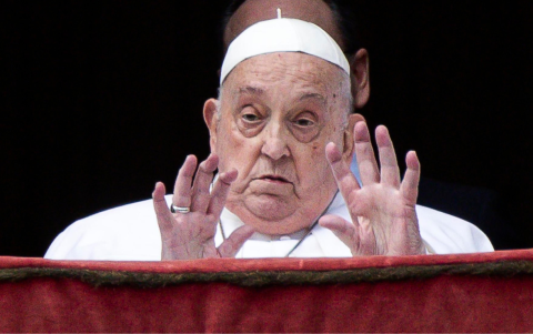 El papa Francisco,  en el balcón de la logia central de la basílica de San Pedro.
