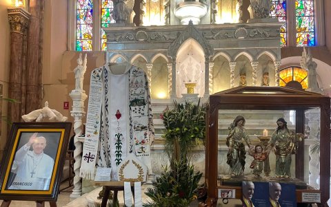 Una imagen del papa Francisco, la casulla que utilizó en su visita a Ecuador y una imagen de la Sagrada Familia se muestra en la Catedral de La Inmaculada en Cuenca.