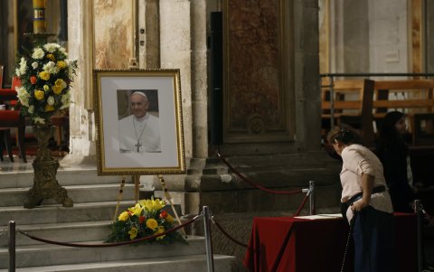 Una mujer asiste a una misa en homenaje al papa Francisco este 21 de abril, en la Catedral de Santiago (Chile).