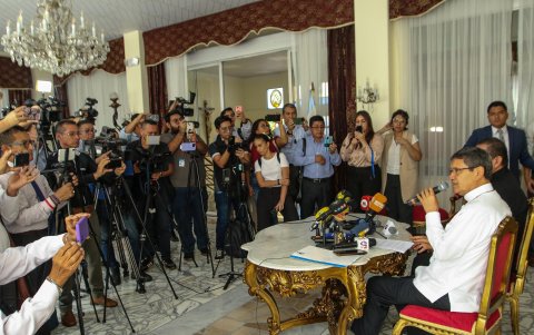 El cardenal de Ecuador y arzobispo de Guayaquil, Luis Cabrera (3d), durante una rueda de prensa.