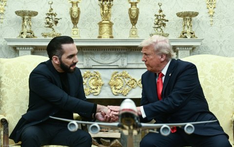 El presidente de Estados Unidos, Donald Trump, se reúne con el presidente de El Salvador, Nayib Bukele, en la Oficina Oval de la Casa Blanca en Washington, DC, el 14 de abril de 2025.