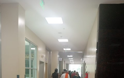 Interior. Los reos se atienden en el Hospital de Monte Sinaí con la supervisión de uniformados. Denuncian que durante las noches no hay control de la policía.