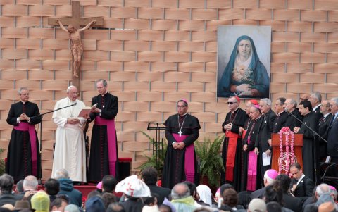 La imagen de la virgen de La Dolorosa resaltó en el escenario donde el papa Francisco se reunió en Quito con estudiantes, en 2015, durante su visita a Ecuador.