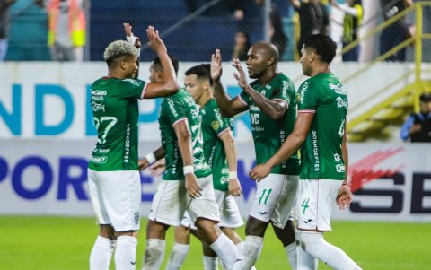 Anangonó (# 11) celebrando uno de los 7 tantos que anotó mientras estuvo en Marathón.