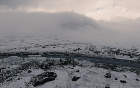 El granizo y la nieve transformaron el paisaje de El Arenal, complicando la movilidad en la zona andina.
