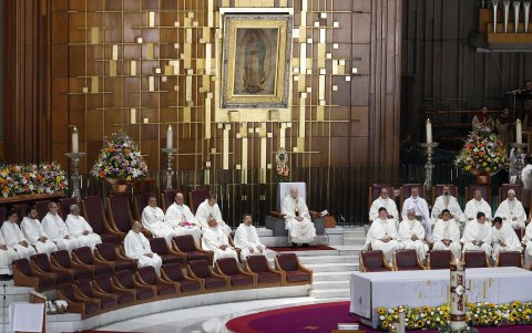 El arzobispo primado de México, Carlos Aguiar Retes (c), oficia una misa en honor al papa Francisco este lunes, en la Basílica de Guadalupe de Ciudad de México (México).