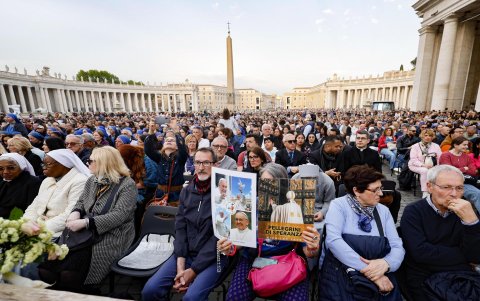 Las personas rezan durante un Rosario en sufragio por el Papa Francisco tras su muerte, en la Plaza de San Pedro, Vaticano, 21 de abril de 2025.