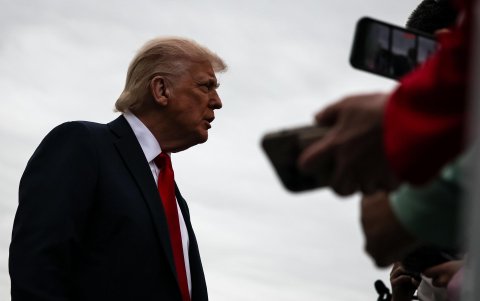 Donald Trump anunció cambios en los aranceles a productos tecnológicos, generando incertidumbre en el mercado global.