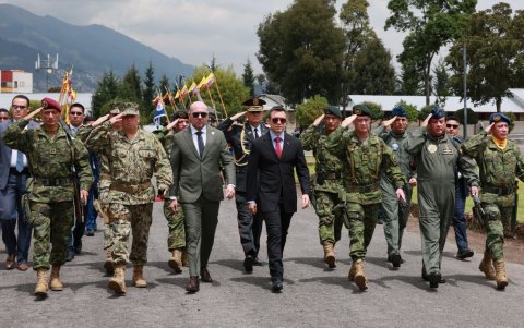 Daniel Noboa y militares.