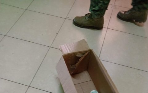 El Ejército halló dos teléfonos celulares, un cable cargador y otros cables más.