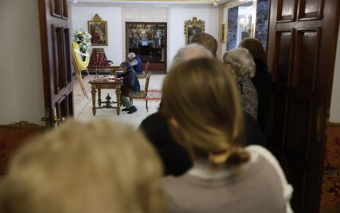 Varias personas aguardan en la Nunciatura Apostólica en Madrid para firmar en el libro de condolencias abierto este martes con el fin de expresar el pésame por la muerte del papa Francisco, fallecido ayer lunes.