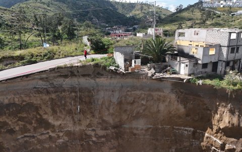Los vecinos temen que el proceso erosivo afecte a la avenida Simón Bolívar.