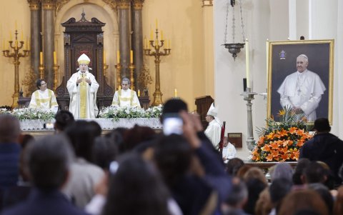 El cardenal Rubén Salazar oficia una ceremonia religiosa en honor al papa Francisco este martes 22 de abril de 2025, en la Catedral Primada de Bogotá (Colombia).