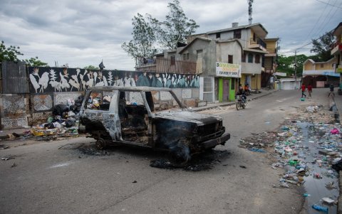 Se observa un automóvil quemado durante una protesta contra la inseguridad en Puerto Príncipe el 16 de abril de 2025.