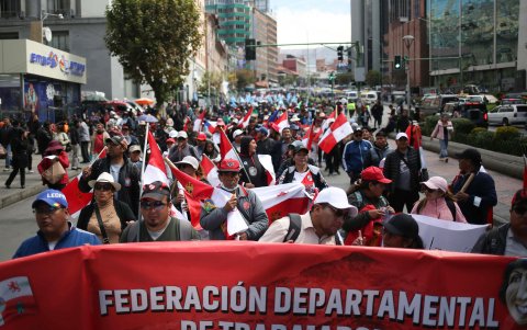 Vista general este lunes, 21 de abril, de una marcha de maestros en La Paz (Bolivia).