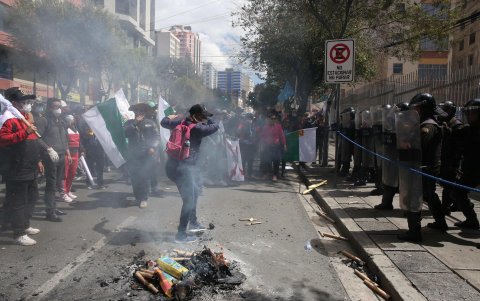 Integrantes de la Policía de Bolivia y maestros se enfrentan durante una manifestación frente al Ministerio de Educación este lunes, en La Paz (Bolivia).