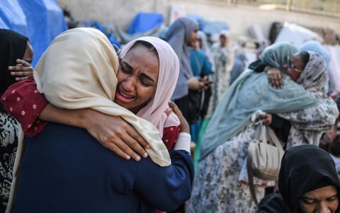 Mujeres refugiadas sudanesas en El Cairo en un punto de reunión para los autobuses organizados para su regreso voluntario de Egipto a Sudán.