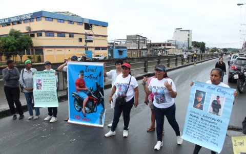 Familia de Israel Abad hizo un plantón días antes para que continúen las búsquedas de su cuerpo.