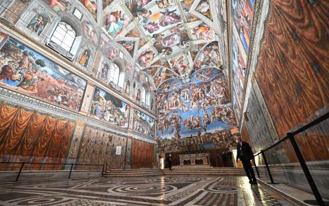 La gente visita la Capilla Sixtina el día de la reapertura del museo del Vaticano el 1 de febrero de 2021 en la Ciudad del Vaticano.
