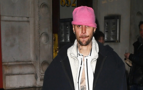 Justin Bieber fue captado en un momento preocupante durante su aparición en Coachella 2025, despertando alarmas entre sus seguidores.